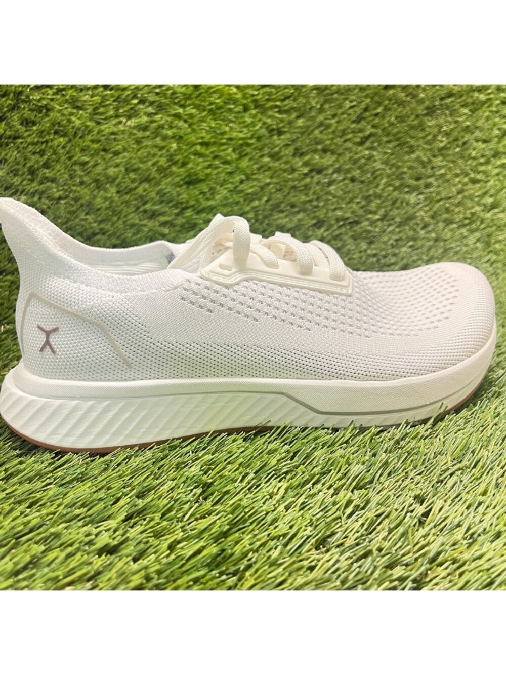 Flux Footwear Adapt Runner White Gum Womens Size 8 Athletic Knit Shoes Sneakers